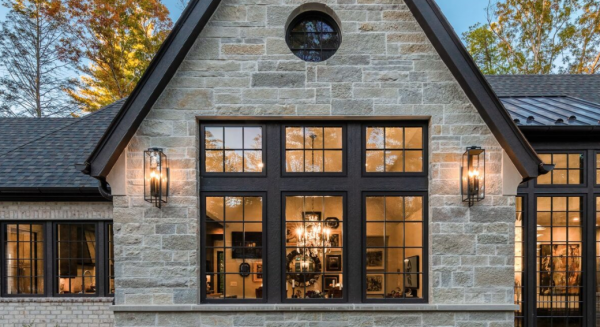 Villa dengan aksen batu alam pada fasad bangunan